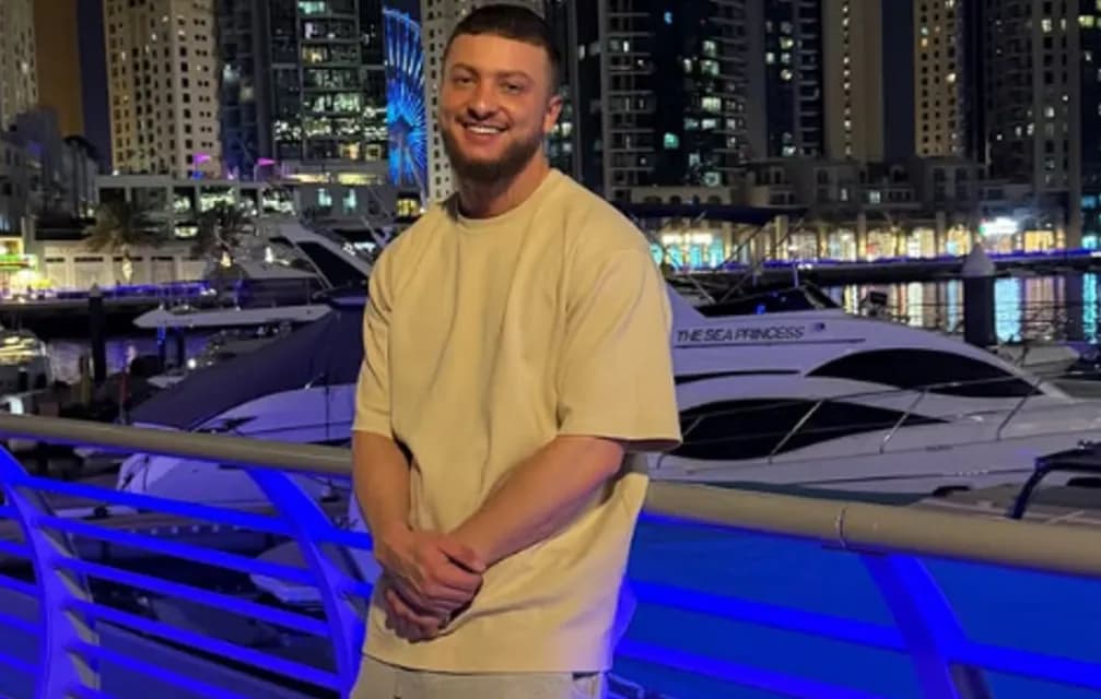 Fero shfaqet nga Dubai, pozon i buzëqeshur pranë jahteve luksoze