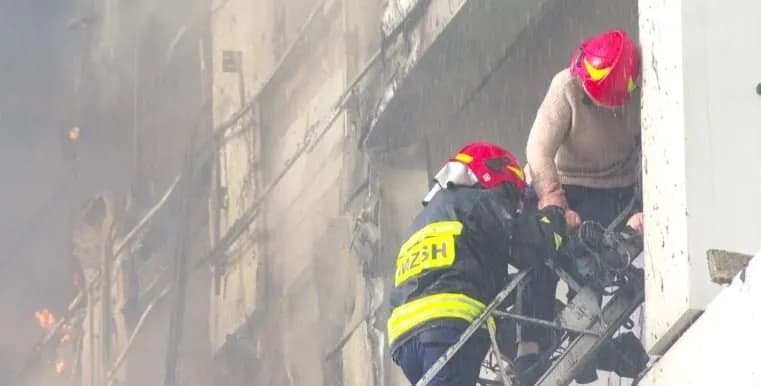 Flet zjarrfikësi hero që shpëtoi një grua nga ndërtesa në Tiranë: “Më tha më lër të digjem”