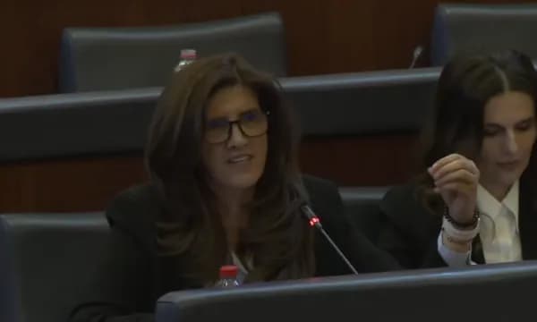 Ganimete Musliu në Kuvend: Me lejoni t’ia uroj ditëlindjen atit të pavarësisë së Kosovës, Hashim Thaçit