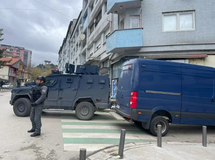Gjendet një granatë një ndërtese në veri, policia rrethon zonën – ekipet e deminimit e largojnë me sukses