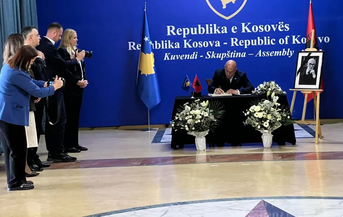 Haradinaj bën homazhe në nderim të akademik Rexhep Qosja