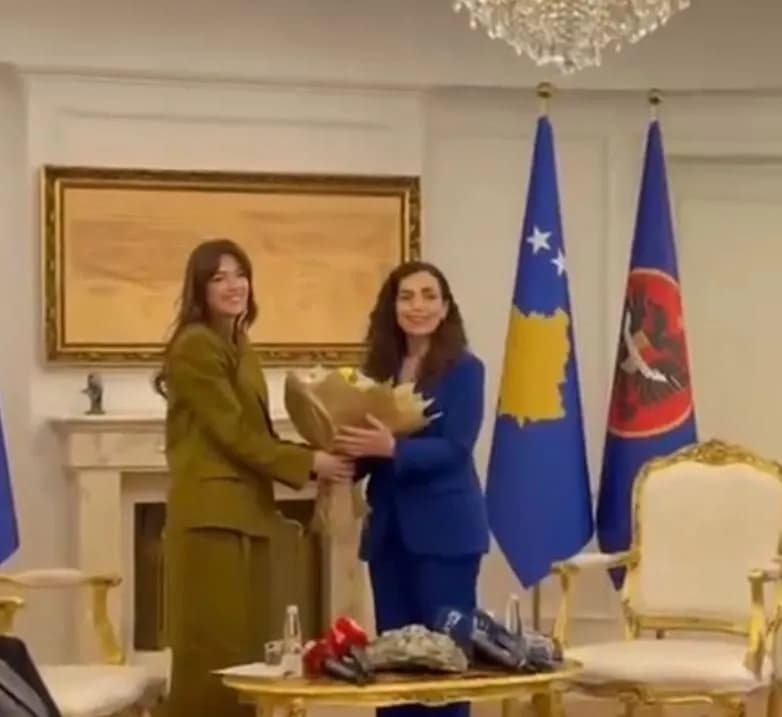 Haxhiu i shkon me lule Osmanit në ceremoninë e dorëzimit të mandatit të presidentes