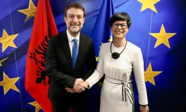 Hoxha takim me Komisioneren Kos në Bruksel: Reforma të qëndrueshme drejt BE-së