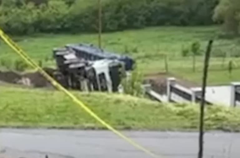 Kamioni i rrokullisur, pamje nga vendi ku një punëtor humbi jetën në Gjakovë
