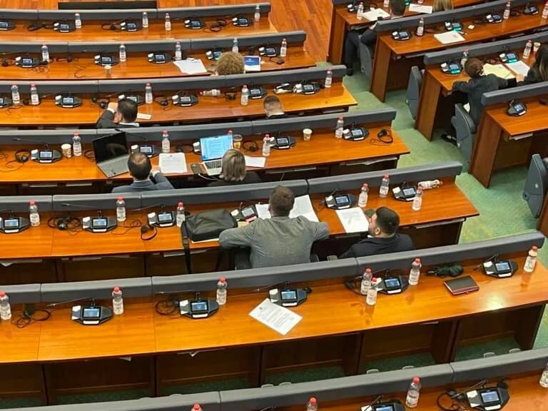 Kërçeli për Arian Tahirin: I përdor 30 fjalë pa nevojë, ta merr mendja i ka shkru me ChatGPT