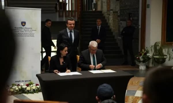 Kurti “u rri mbi krye” Sveçlës e Pacollit, thotë se po ua “kontrollon” tekstin para nënshkrimit