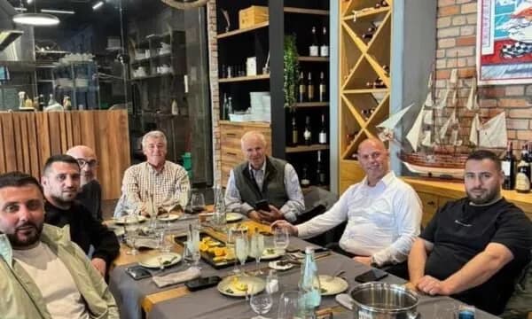 Lladrovci takon Mësuesin e tij, lobist në Amerikë, diskutojnë për dilemën: Me BE apo me Amerikën