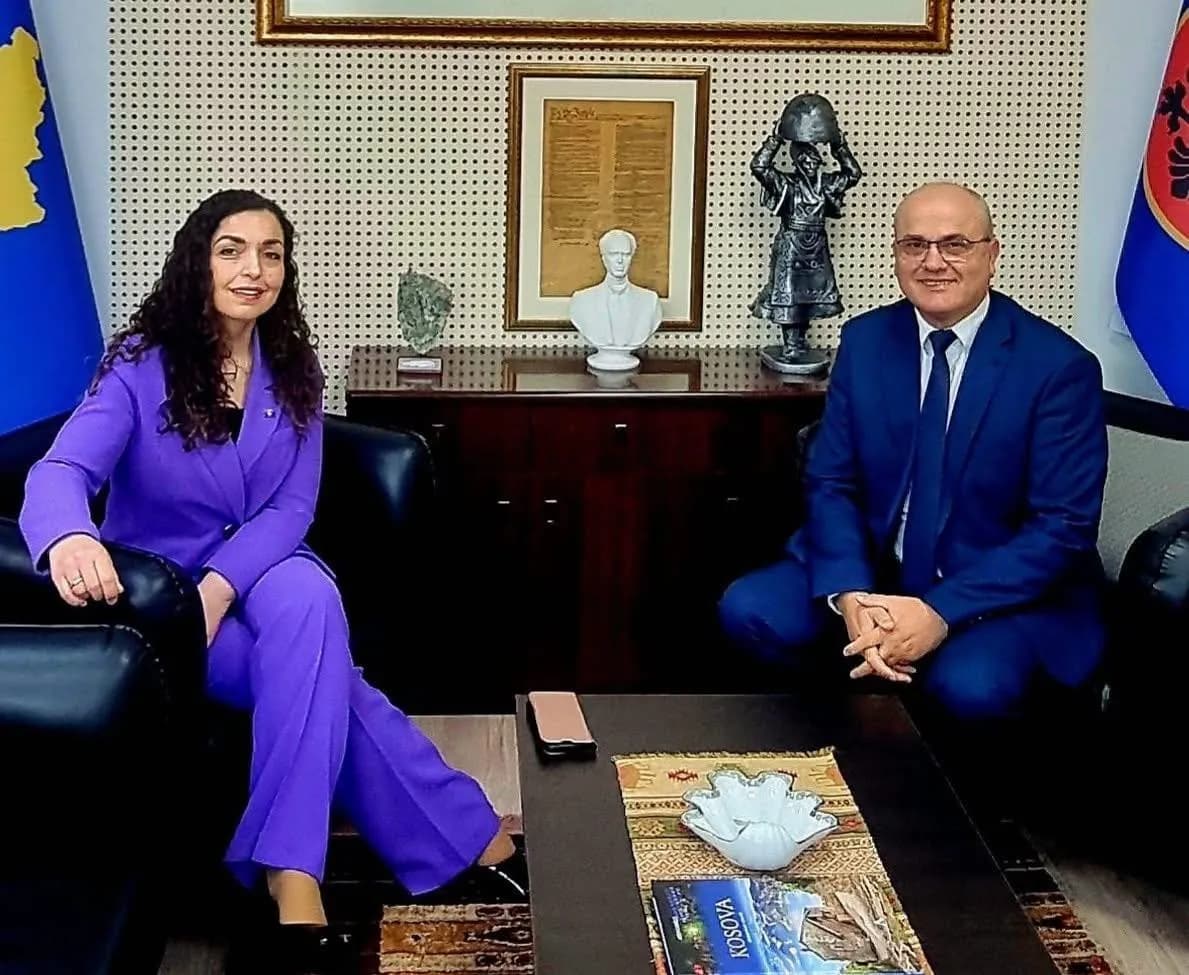 “Me Presidenten e zemrave të popullit”, deputeti i Vetëvendosjes në përkrahje të Vjosa Osmanit, derisa po mbahet seanca