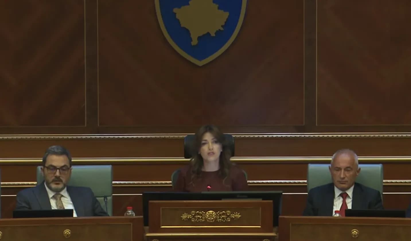 Mes akuzave për “puç kushtetues” – nis një orë me vonesë seanca për presidentin