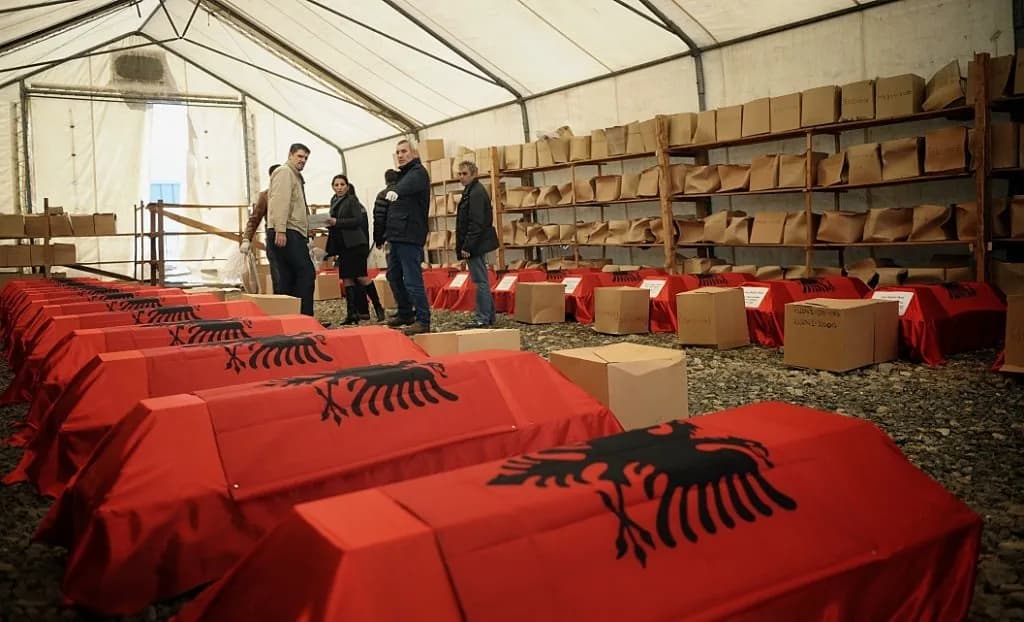 Mes lotëve e dhimbjes dëshmitarët dhe familjarët e të vrarëve kujtojnë masakrën e Rezallës