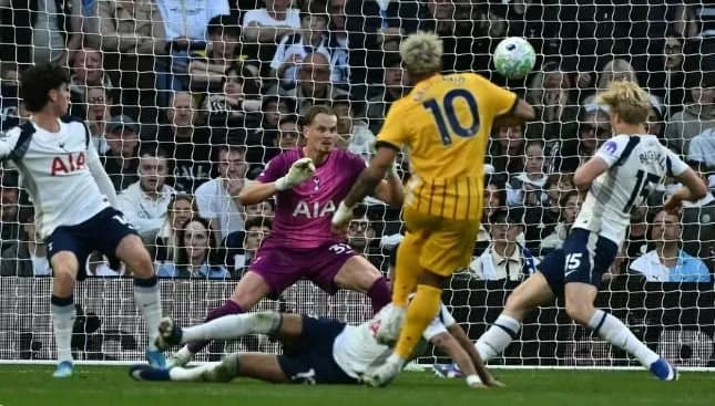 Ndeshja tjetër storja e njëjtë, Tottenhami ndalet nga Brightoni në fund