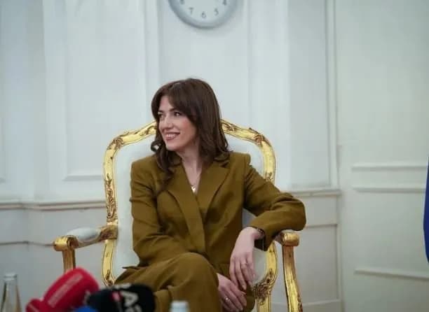 Nga dekretet te emërimet, vendimet kyçe që mund ta testojnë Haxhiun si presidente në detyrë