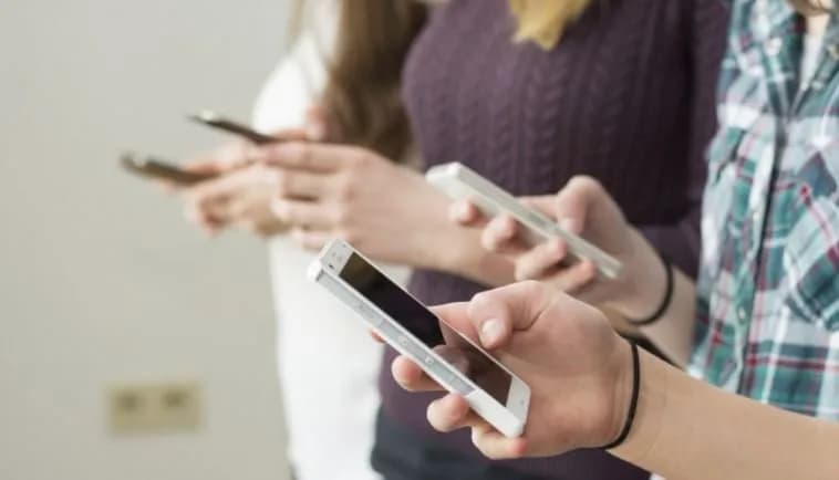 Norvegjia planifikon t’i ndalojë rrjetet sociale për fëmijët nën 16 vjeç