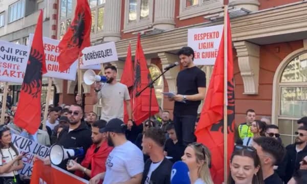 Osmani në përkrahje të studentëve që protestuan sot në Maqedoni të Veriut për provime në gjuhën shqipe