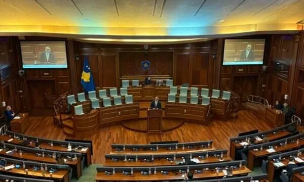 Pak deputetë kthehen në seancë, mungon kabineti qeveritar