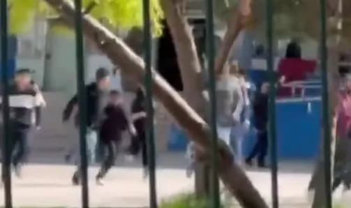 Pamje dramatike nga Turqia: Nxënësit dëgjohen duke bërtitur e ikur nga vendi i krimit pas të shtënave në shkollë