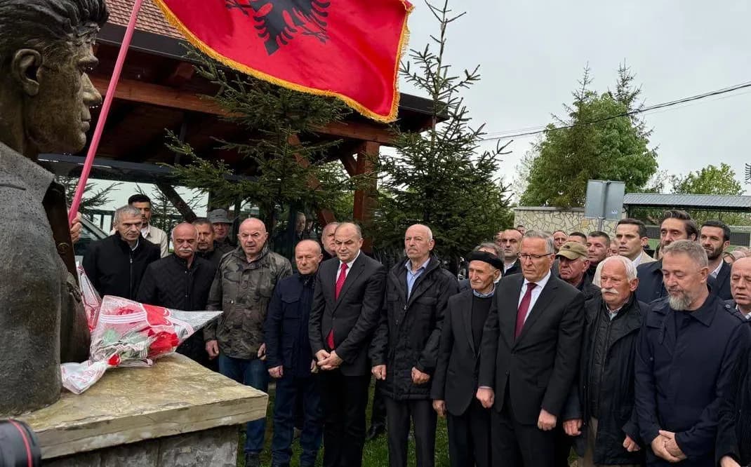 PDK bën homazhe te kulla e komandantit Ilaz Kodra në Prekaz