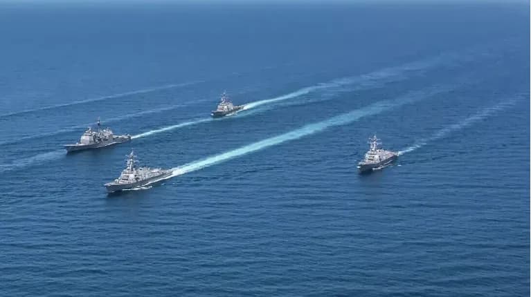 Reuters: Dy anije tregtare u qëlluan me armë zjarri derisa përpiqeshin të kalonin Ngushticën e Hormuzit