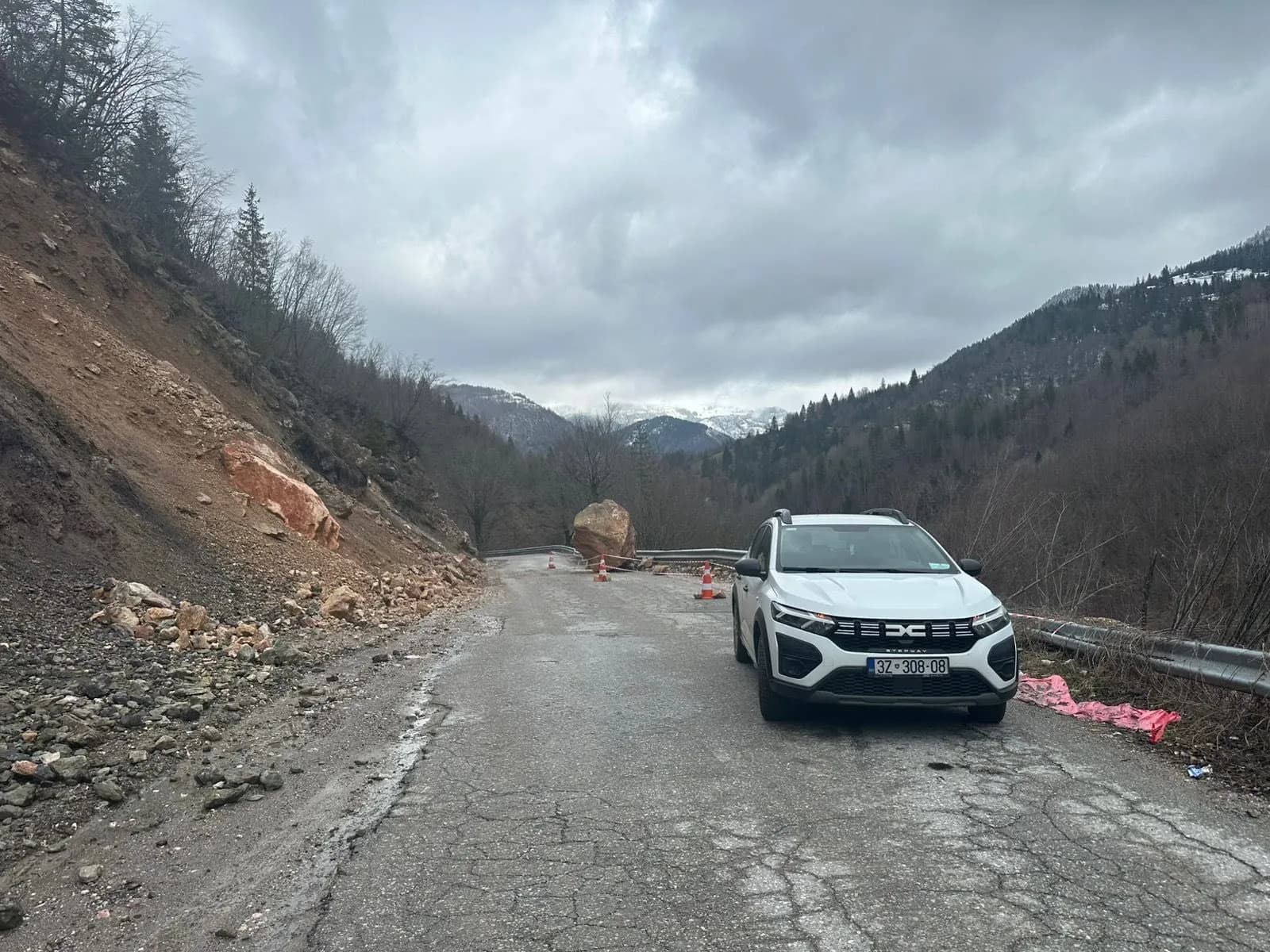 Rrëshqitje e dheut dhe e gurëve, MIT ndërhyn në dy akse rrugore: Situata është nën kontroll
