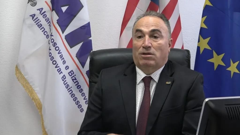 Shahini: Qeveria s’ka guxim të ndërhyjë në akcizë dhe TVSH për naftën