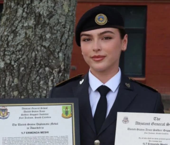 Sukses i madh për Ermona Meshi – nderohet me “United States Diplomatic Medal” pas diplomimit në SHBA