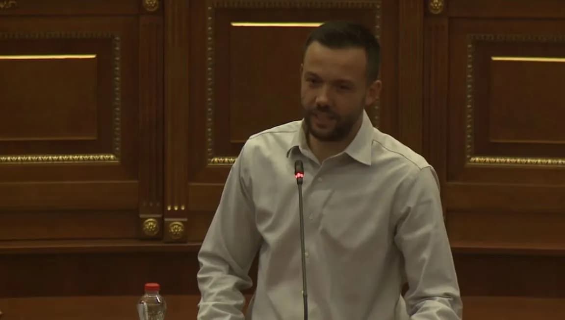 Tahiri i drejtohet VV-së: Ju kanë kap dridhnet, se e keni ni erën që po vjen Hashim Thaçi
