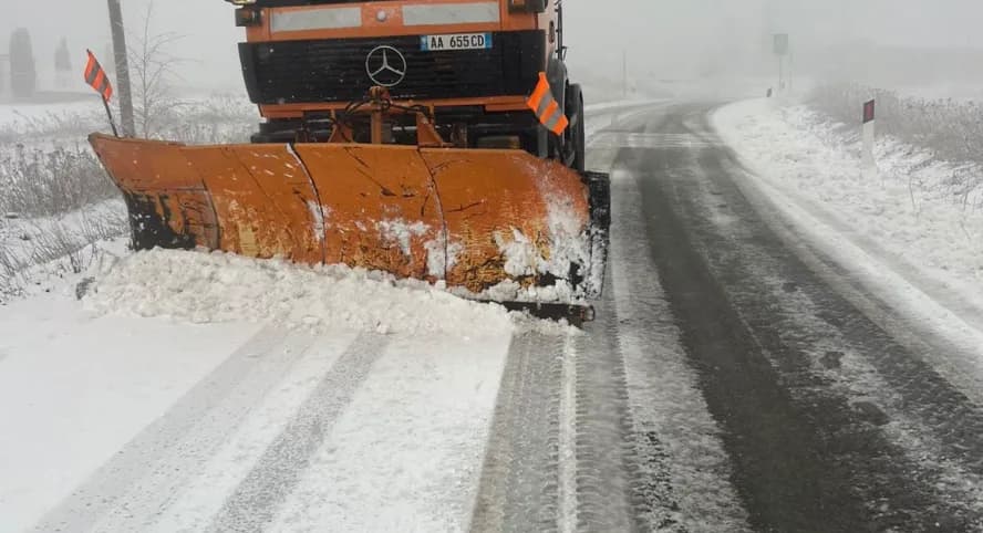 Temperatura të ulëta në Shqipëri, trashësia e dëborës arrin deri në 25 centimetra