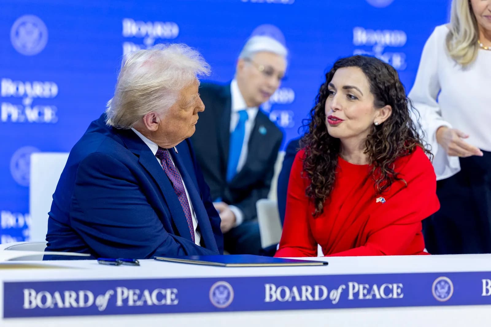 Trump i shkruan letër Osmanit: Mezi pres ta vazhdoj bashkëpunimin me ju në vitet në vijim