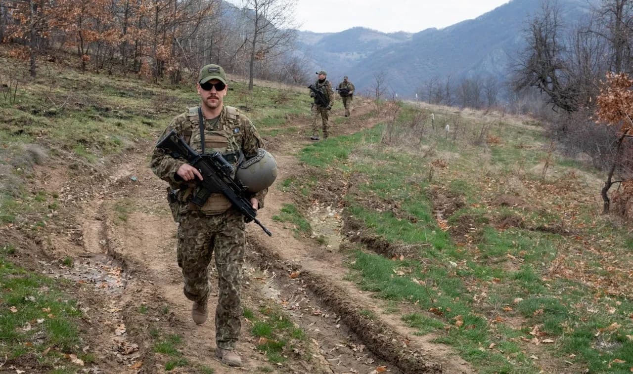 Ushtarët letonezë të KFOR-it patrullojnë përgjatë kufirit Kosovë-Serbi