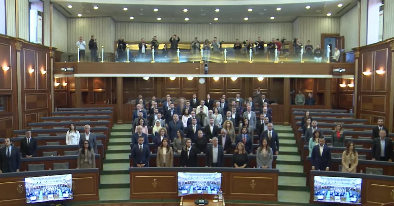 Vdekja e akademikut Rexhep Qosja, Kuvendi mban një minutë heshtje
