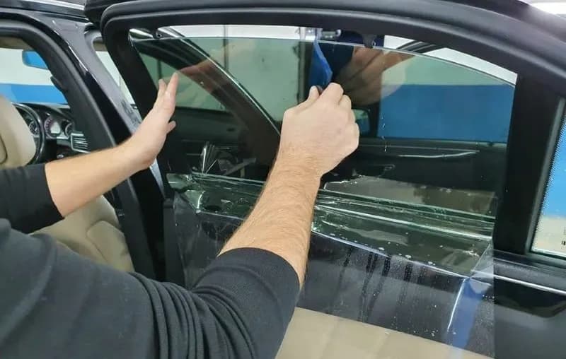 Vendim i ri: Xhamat e zinj në vetura tashmë lejohen në Kosovë, kjo është procedura