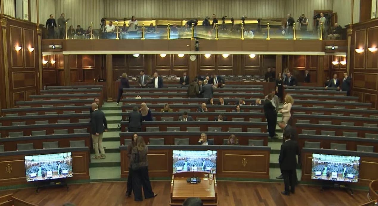 Zgjedhja e Presidentit – 20 minuta vonesë nga orari i paraparë, në sallë shihen vetëm deputetët e shumicës