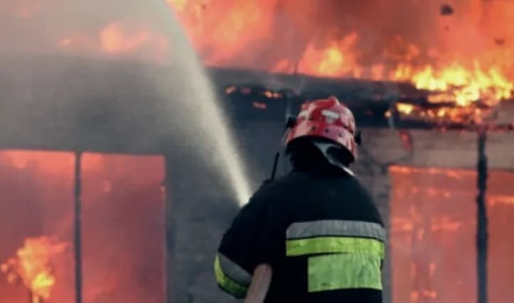 Zjarr në një lokal në Prishtinë, dyshohet se flakët iu vunë qëllimshëm