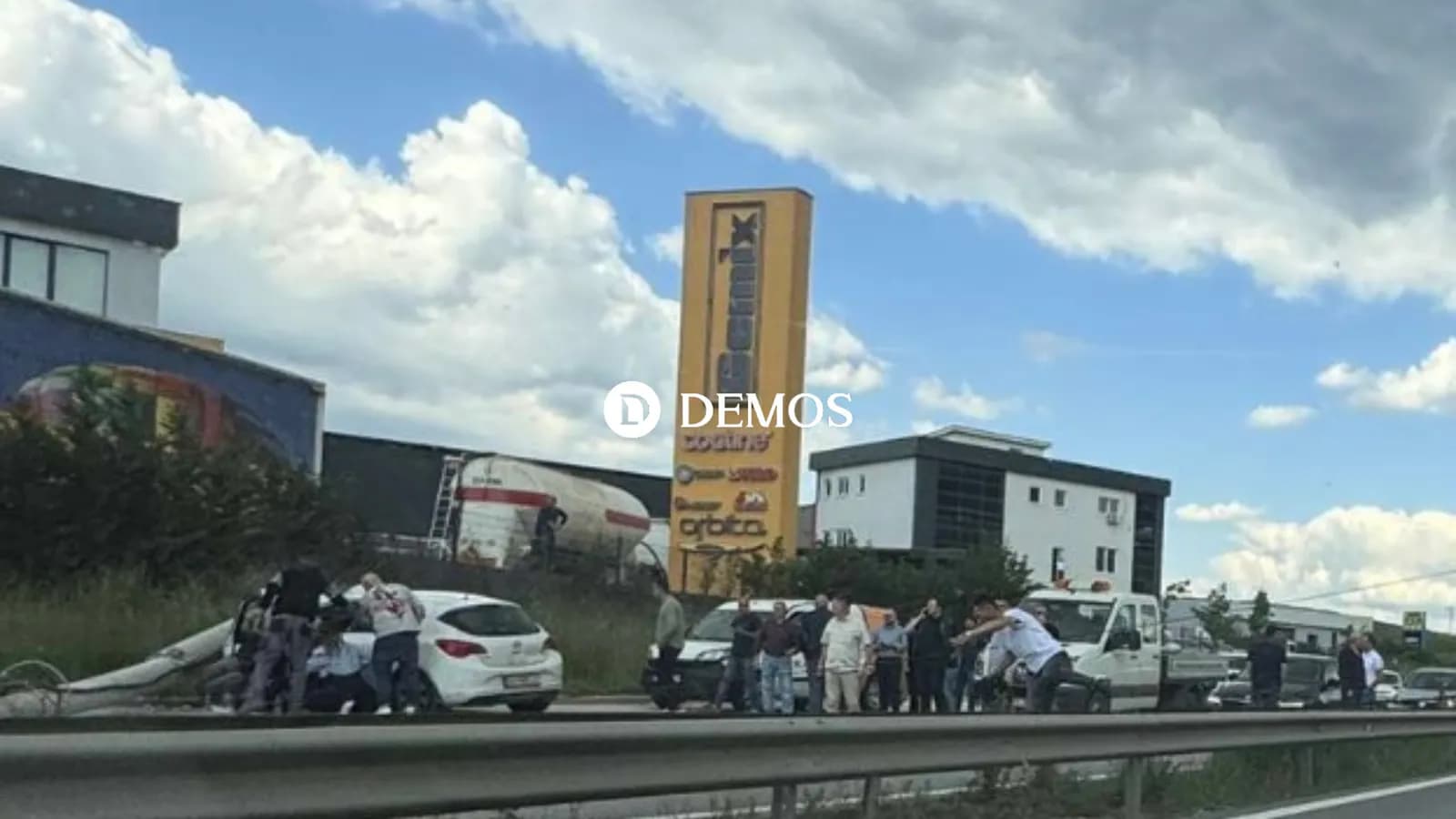 Aksident i rëndë tek Kroi i Mbretit, vetura godet shtyllën elektrike