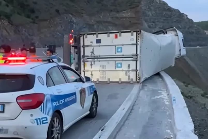 Aksident në Rrugën e Kombit, kamioni humbë kontrollin