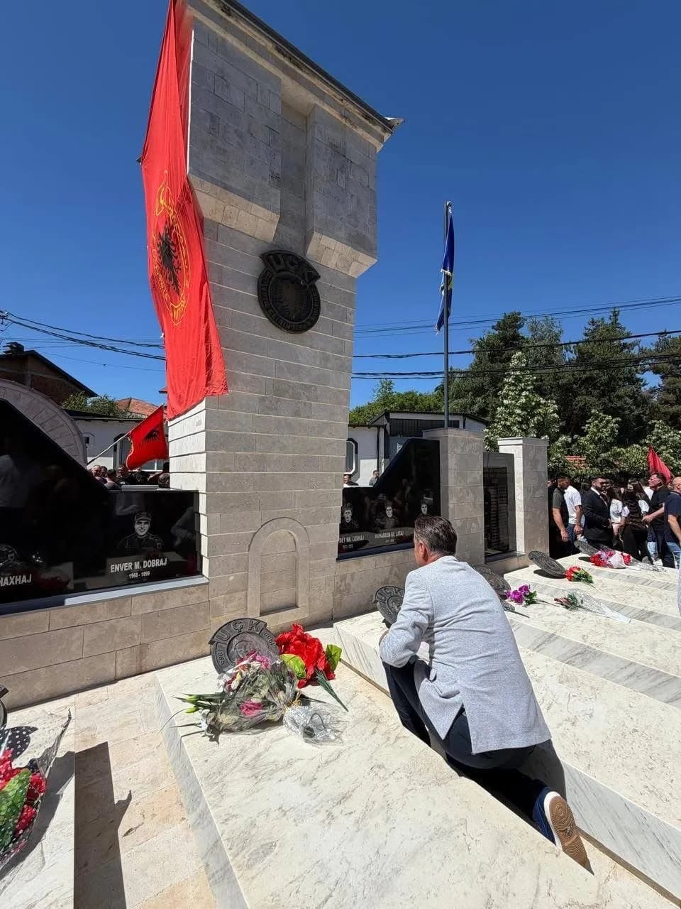 Arbër Tolaj bën homazhe në Carrabreg dhe merr pjesë në aksionin e dhurimit vullnetar të gjakut