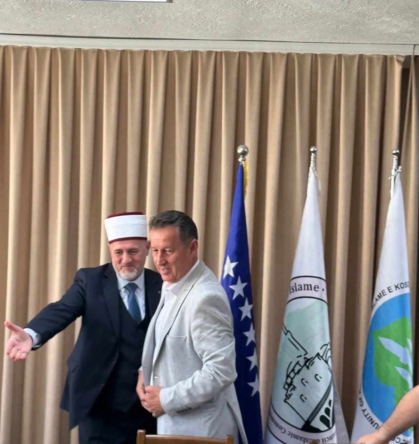 Arbër Tolaj viziton Bashkësitë Islame në Pejë dhe Deçan në ditë feste