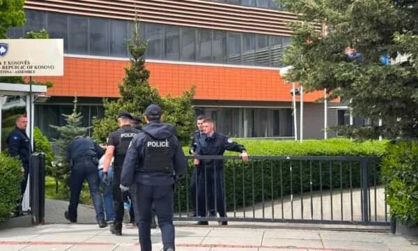 Arrestohen disa protestues “anti-kapitalistë” në sheshin e Prishtinës