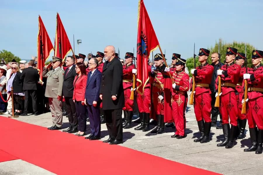 Begaj dhe Rama bëjnë homazhe në Varrezat e Dëshmorëve