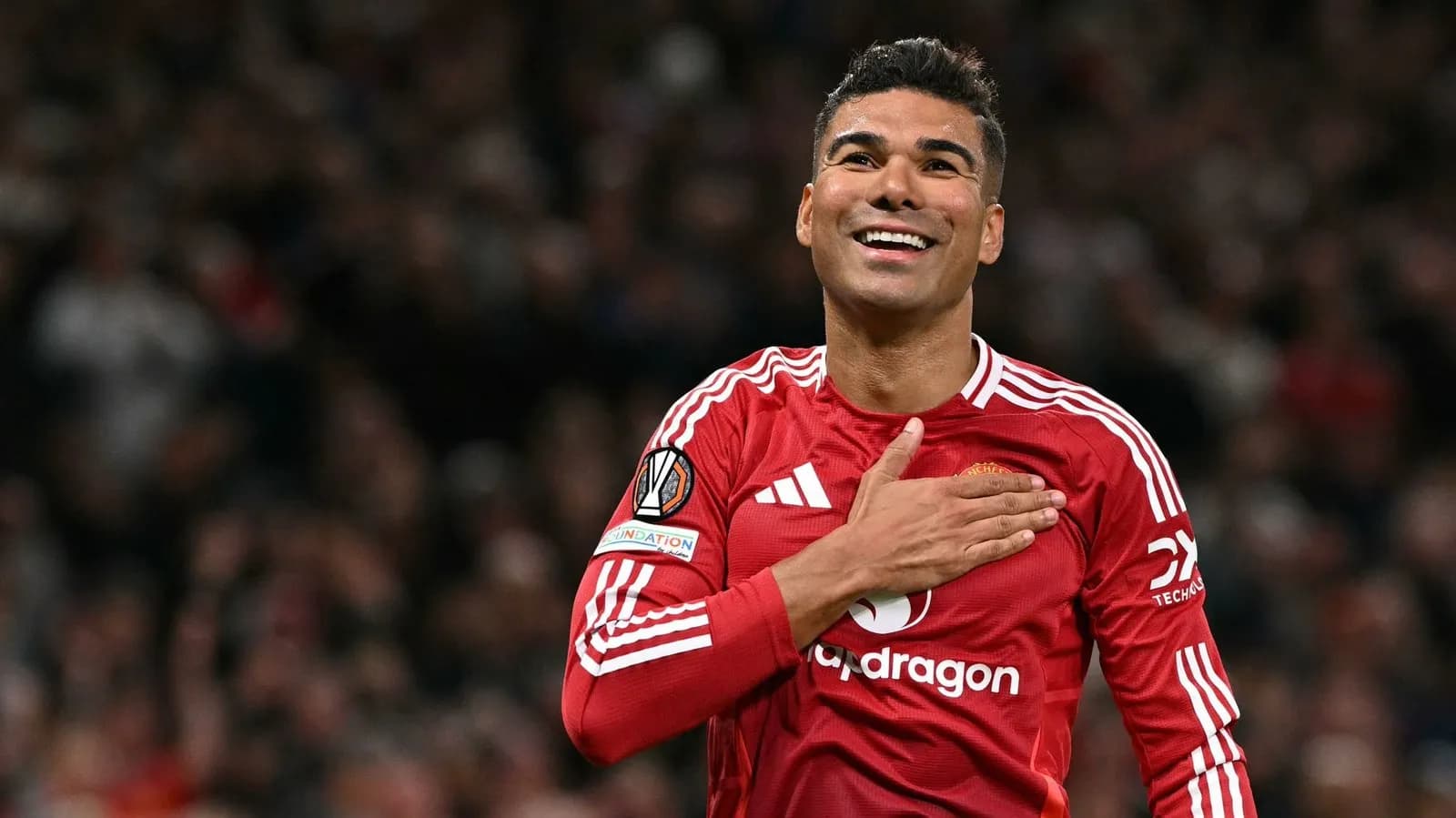 Casemiro përshëndetet me tifozët e United, mesfushori brazilian luajti ndeshjen e fundit ne Old Trafford