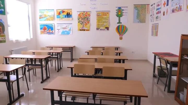 Dalin rrogat e punëtorëve teknikë të shkollave në Prishtinë, pezullohet greva