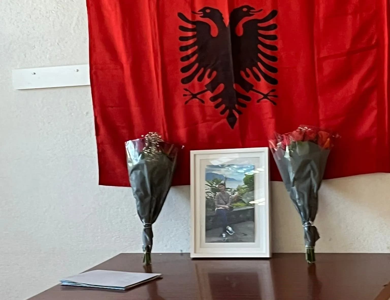 Drita Kuqi – Kastrati u përcoll me nderimet e miqve, por me heshtjen e institucioneve