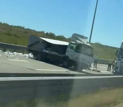 Dy të lënduar në aksidentin me kamionetë në rrugën Prizren-Prishtinë, bllokohet njëri shirit i lëvizjes