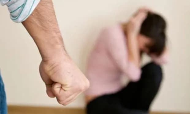 Gruaja në Malishevë rrihet nga burri dhe kunetërit, të dyshuarit shoqërohen në stacion policor
