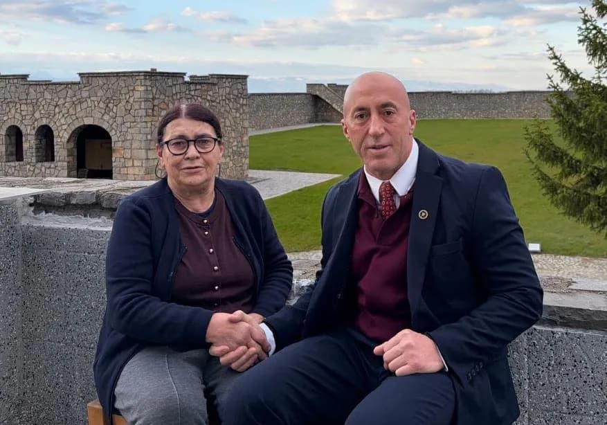 Haradinaj ia uron ditëlindjen nënës së tij: Të paçim me shëndet e jetë të gjatë!