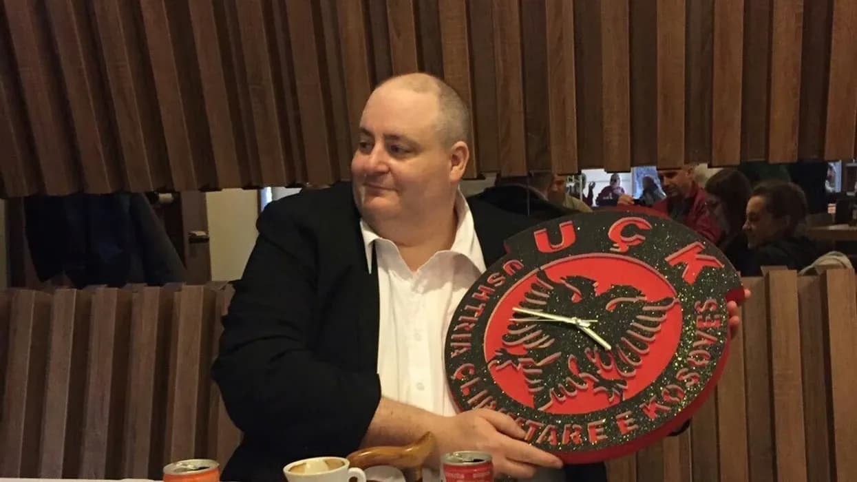 Harrison ka një kërkesë për politikanët: Bashkohuni, siç u bashkuam në 1999-ën