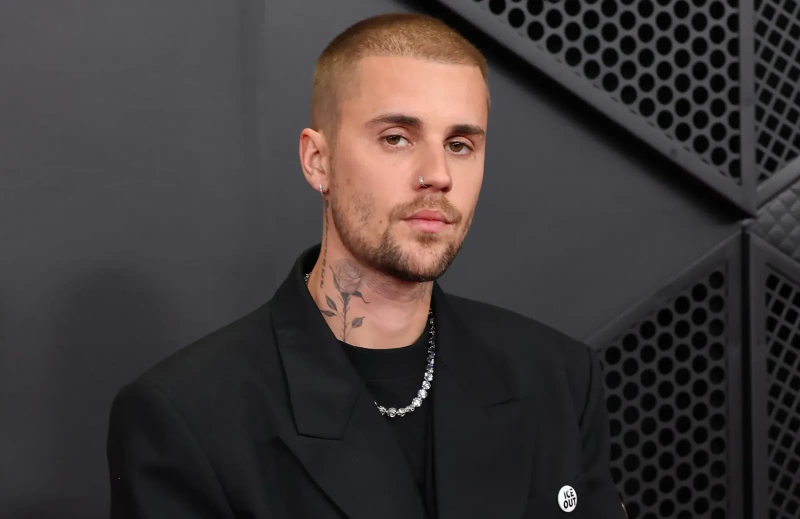 Justin Bieber shfaqet vetëm në Los Angeles me stil të pazakontë, Hailey ndan momentet nga Koreja e Jugut