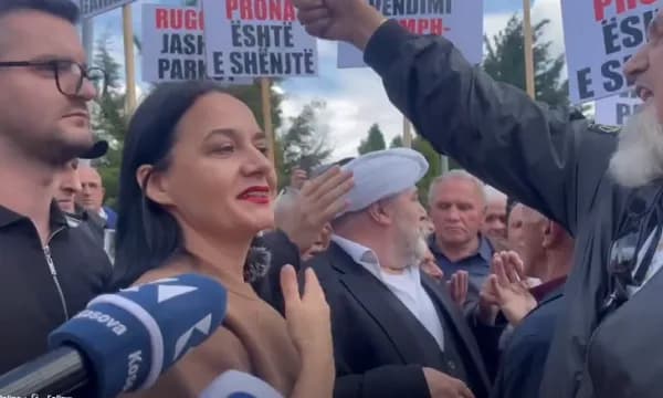 “Ke ardhur për të provokuar masën”, Fitore Pacolli del para protestuesve në Ministri