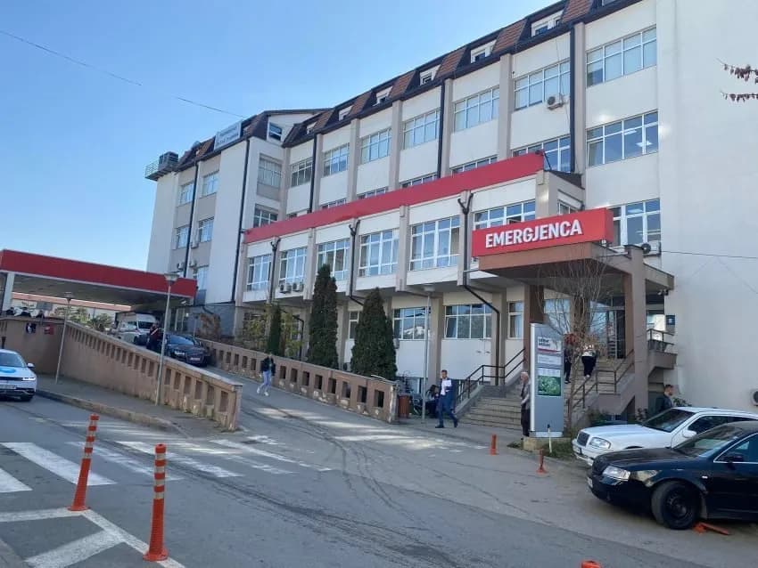 Kjo është gjendja e të riut që u ther me thikë në Istog, futet në sallë për operacion