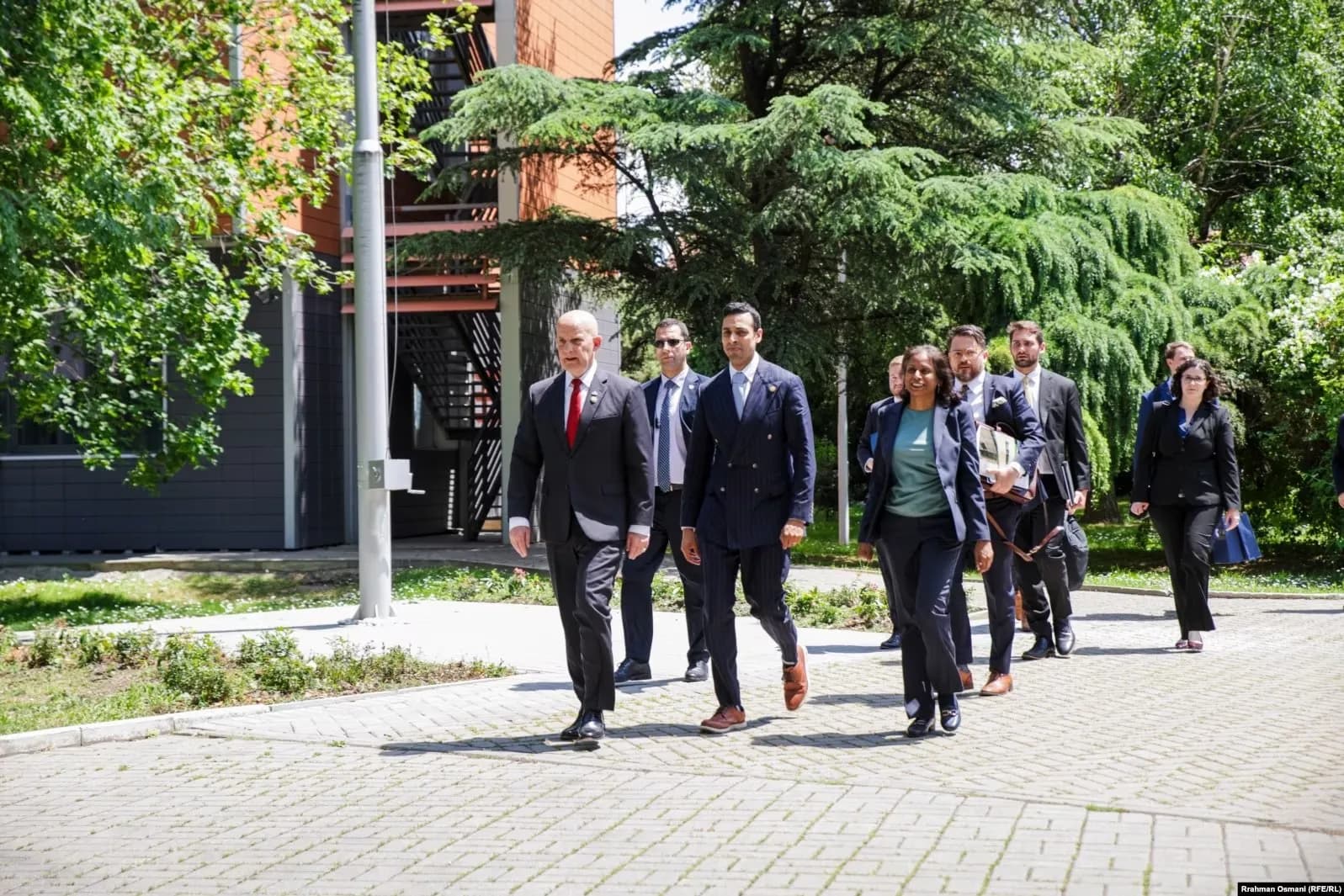 Kongresistët takojnë në Prishtinë studentët e opozitën shqiptare të RMV-së, gjuha e Ohri tema diskutimi